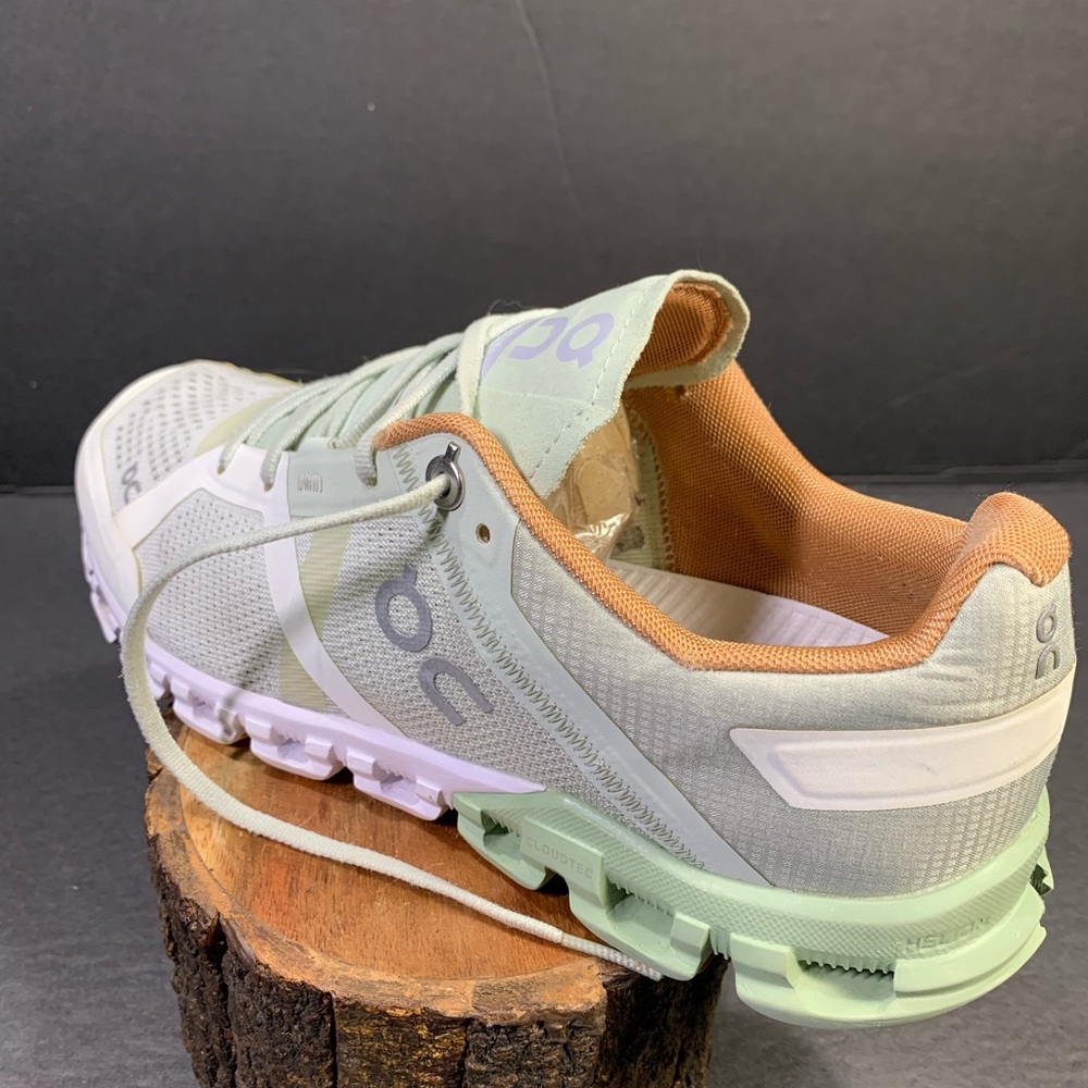 On Running CloudFlow V3  Women’s Running & Walking sneakers // Shoe Size- 6
